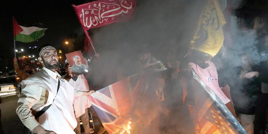 Manifestantes queman banderas de Israel, RU y EU afuera de la embajada británica en Teherán, Irán, ayer.