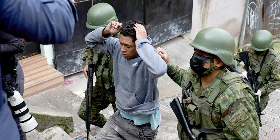Militares retienen a un hombre para verificar su identidad, ayer, en Quito.