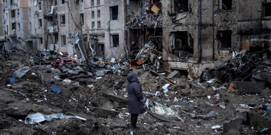 Una mujer mira su edificio de apartamentos fuertemente dañado por un ataque de misiles rusos, en medio del ataque de Rusia a Ucrania, en Kiev, Ucrania 2 de enero 2024.