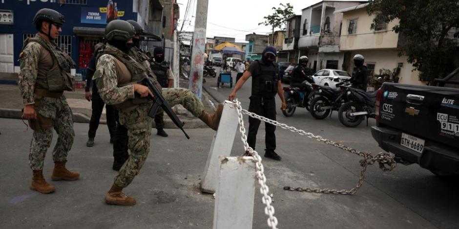 Policías de Ecuador patrullan las calles de Guayaquil.