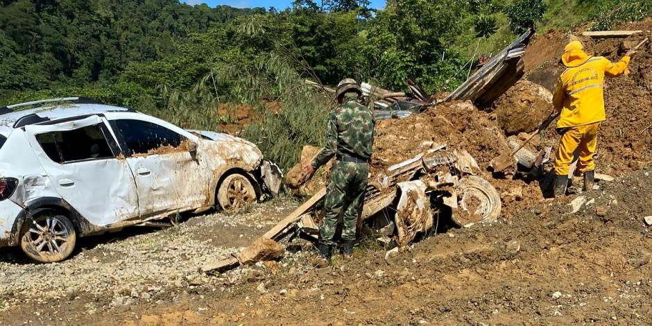 Un alud de tierra sepultó a varios autos en Colombia.