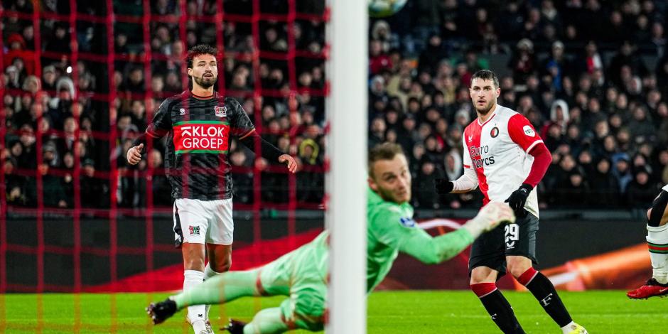 El delantero mexicano Santiago Giménez anotó su primer gol del año en el duelo Feyenoord vs NEC