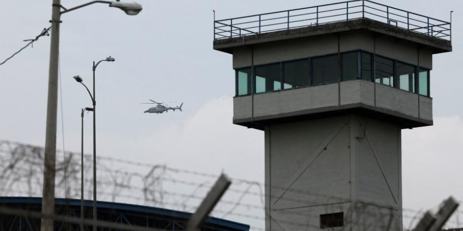 Un helicóptero de las fuerzas armadas ecuatorianas sobrevuela la prisión 'Zonal 8' mientras sus fuerzas terrestres llevan a cabo un control de identidad, en medio de la actual ola de violencia en todo el país, en Guayaquil, Ecuador.