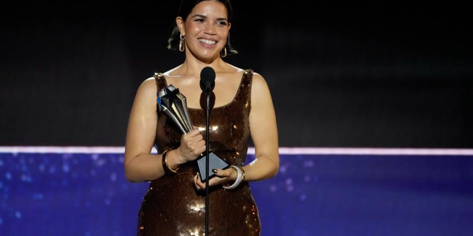 La actriz latina America Ferrera recibió el Premio SeeHer por trayectoria.