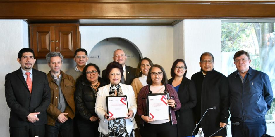 Integrantes del IECM y de la Junta Local Ejecutiva del INE, ayer tras la firma.