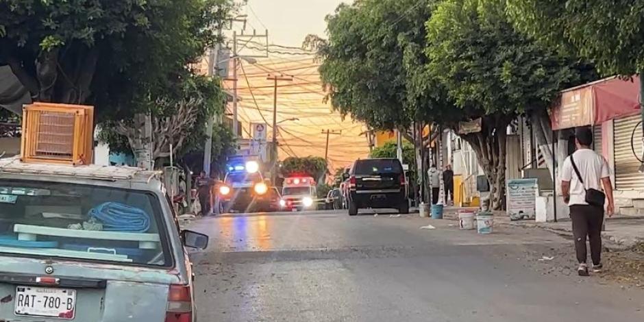 Elementos de seguridad acordonaron la zona de los hechos en Cuernavaca, ayer.