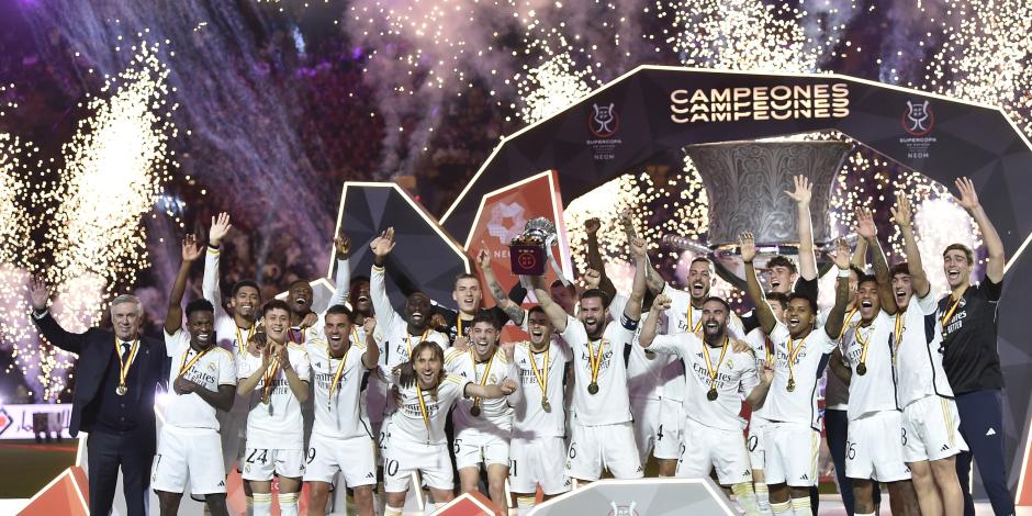 El cuadro merengue celebra el título obtenido, ayer, en Arabia Saudita ante el Barcelona.