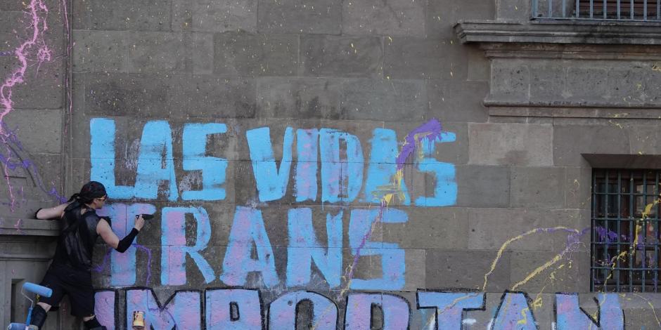 Mujeres trans y miembros de la comunidad LGBTIQ+ protestan en Palacio