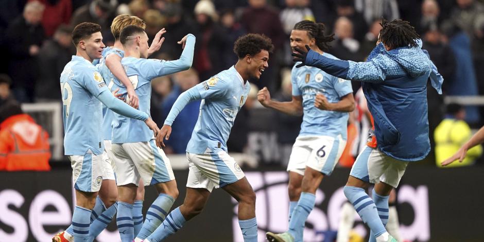 Futbolistas del Manchester City celebran un gol en uno de sus partidos de la Premier League.