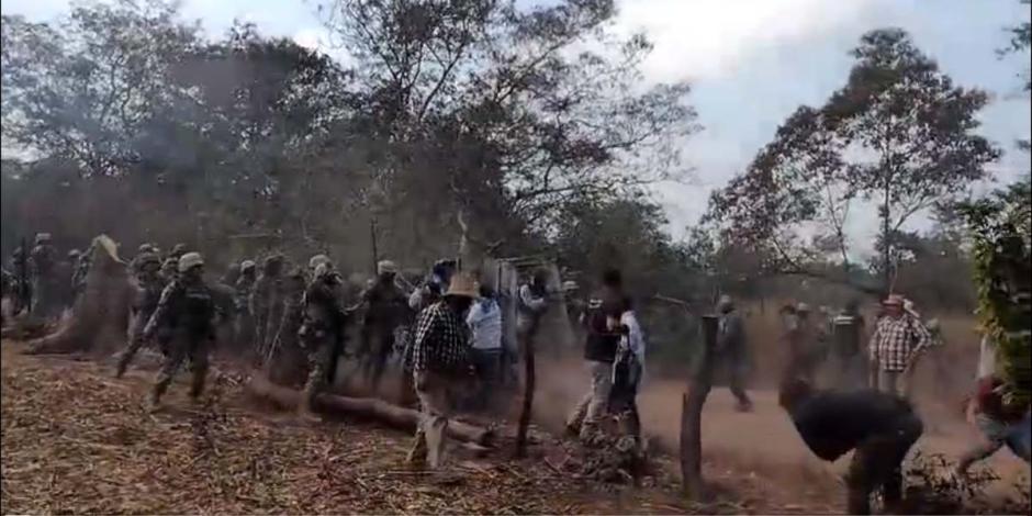 Campesinos chocan con Ejército y Guardia Nacional en Nueva América, Chiapas.