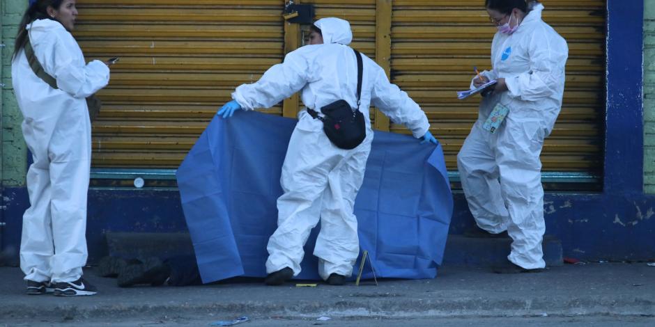 Médicos forenses en el lugar del crimen, ayer en Cuernavaca, Morelos.
