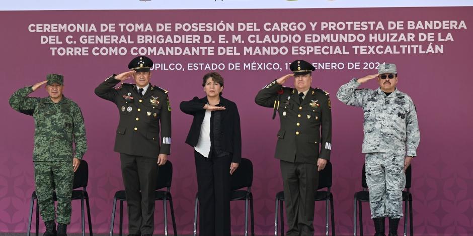 La Gobernadora Delfina Gómez y mandos militares.