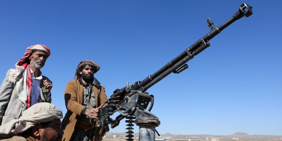 Rebeldes hutíes muestran a simpatizantes las armas para atacar al enemigo, el pasado 14 de enero.