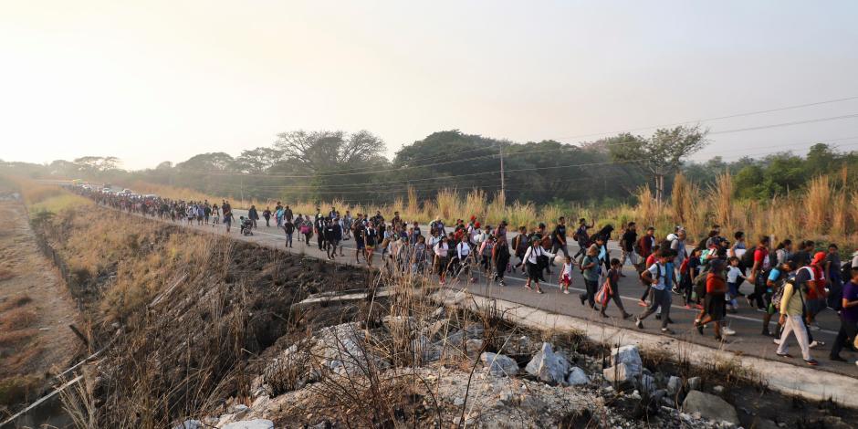 Migrantes caminan en caravana por Arriaga, Chiapas, el pasado 8 de enero.