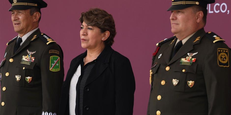 La Gobernadora Delfina Gómez junto a mandos militares ayer miércoles 17 de enero del 2024.