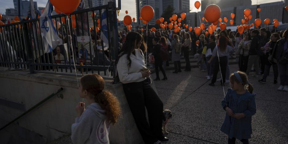 Con globos anaranjados judíos celebran el cumpleaños de Kfir, el rehén más joven que se llevó Hamas.