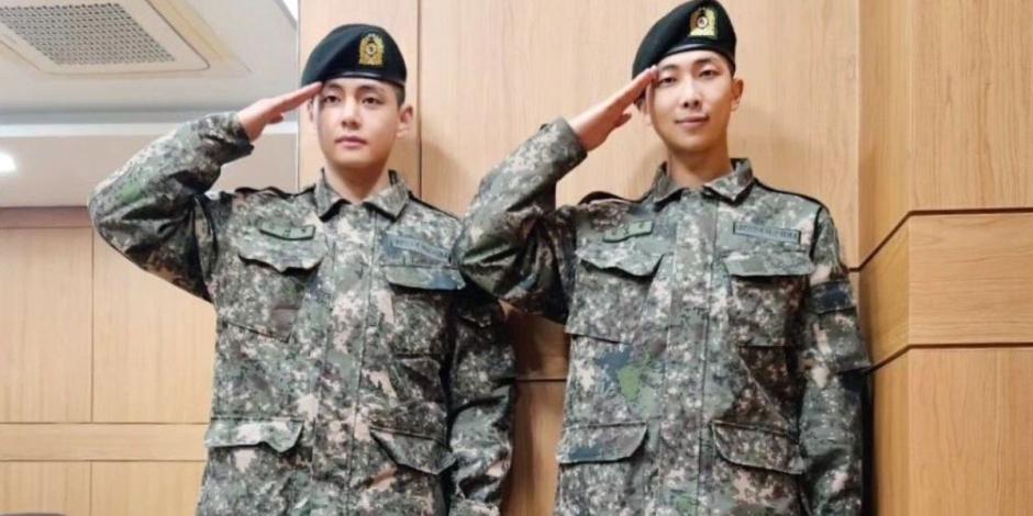 Así lucen V y RM en su ceremonia de graduación de entrenamiento de reclutas.