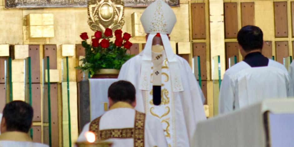 Sacerdote celebrando la Santa Misa