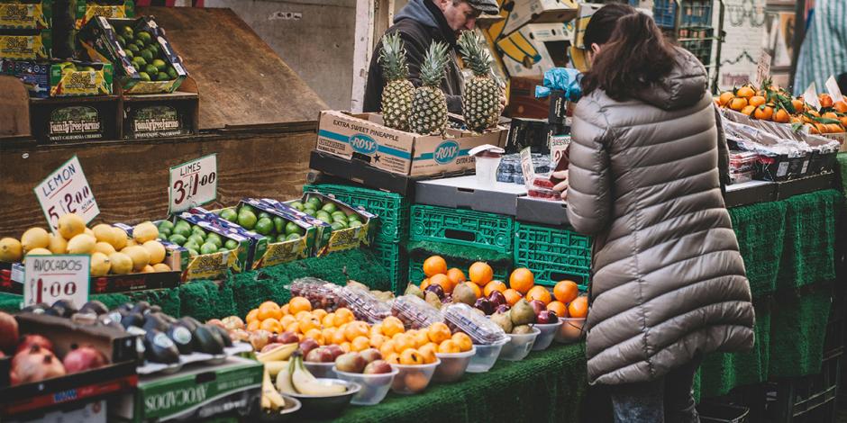 Imagen ilustrativa de una persona comprando fruta.