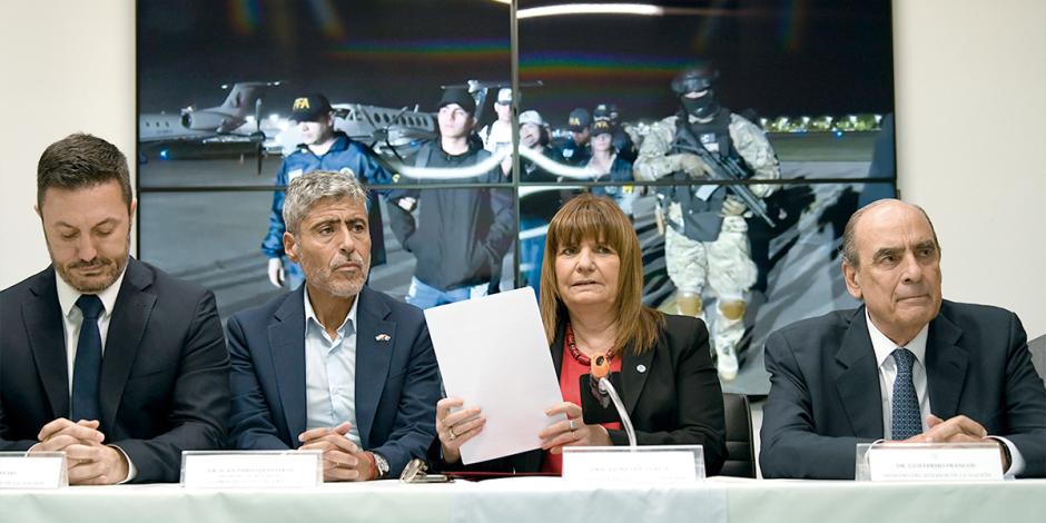 Autoridades de Argentina muestran en conferencia el video de la repatriación de los familiares de Fito, ayer.
