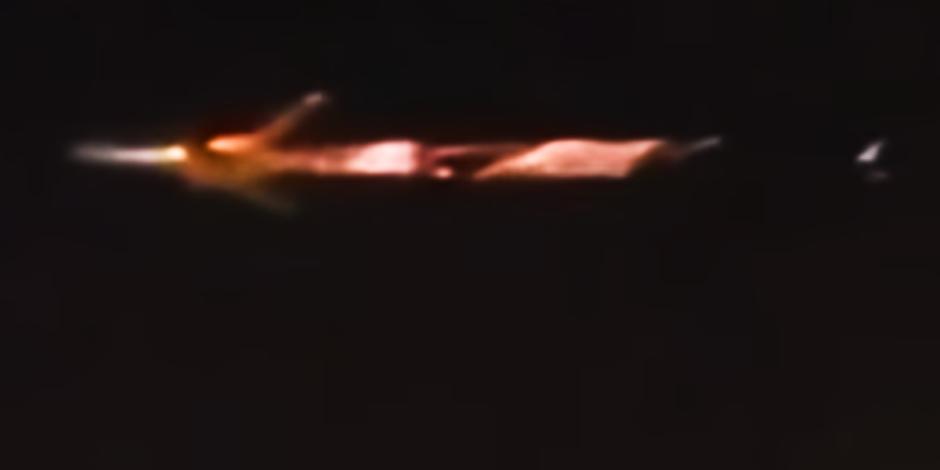 Captan momento en que se incendia un avión Boeing 747-8
