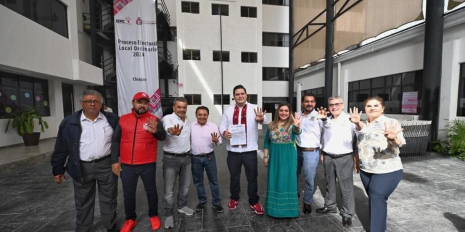 , Eduardo Ramírez Aguilar celebró el registro del convenio de coalición de siete partidos políticos para postular la gubernatura de Chiapas