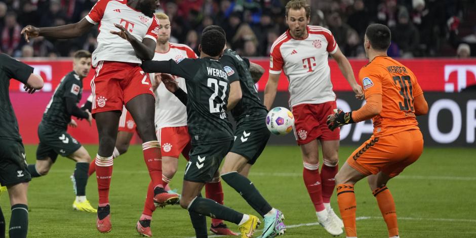 Una acción de la caída del Bayern Múnich ante el Werder Bremen en la Jornada 18 de la Bundesliga de Alemania.
