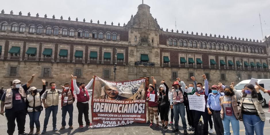 Protesta de Servidores de la Nación despedidos injustificadamente afuera de Palacio Nacional, el 23 de julio del 2021.