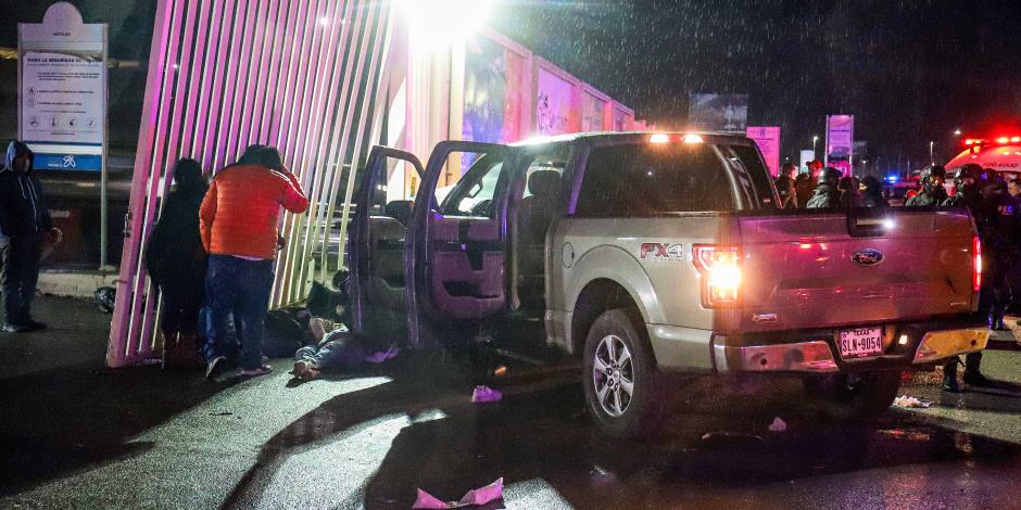La camioneta que atropelló a los aficionados del Monterrey al término del partido.