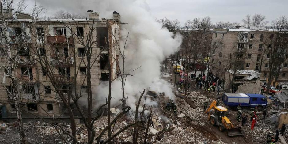 Ataques de Rusia con misiles contra ciudades de Ucrania dejan 18 muertos, asegura Zelenski.