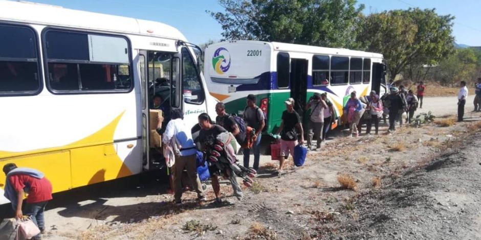Integrantes de la caravana migrante abordan autobuses para trasladarse a Tierra Blanca, Veracruz, ayer en Oaxaca.