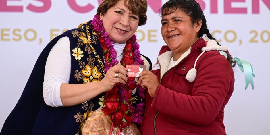 Delfina Gómez, gobernadora del Estado de México, con una de las beneficiarias del programa.