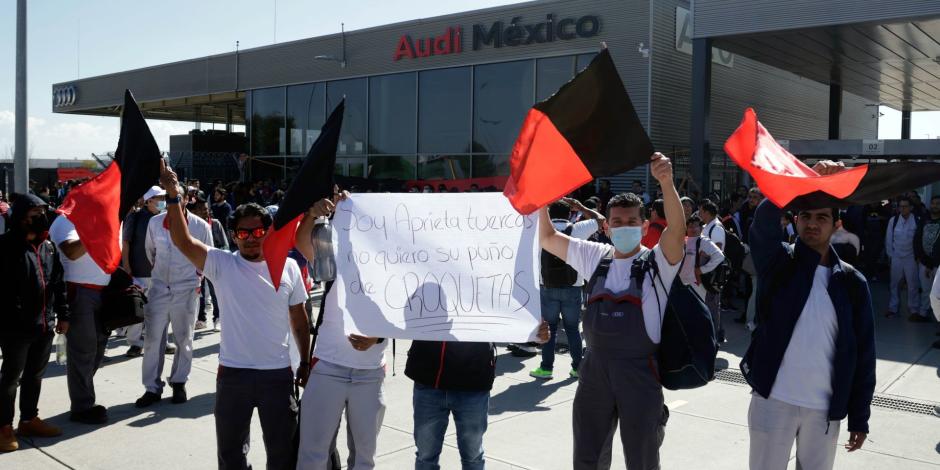 Trabajadores de la planta Audi de México, ubicada el municipio de San José Chiapa.