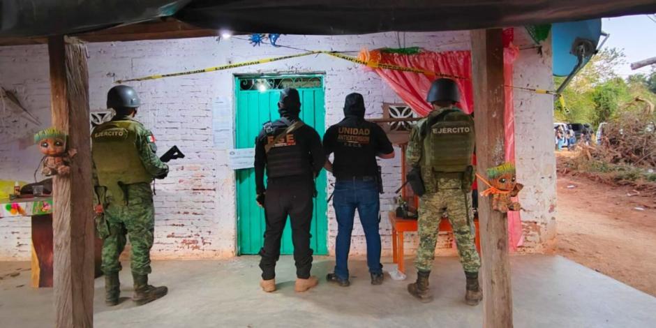 Fiscalía de Guerrero asegura inmueble, vehículo, arma, cartuchos y equipo táctico tras cateo en Petatlán.