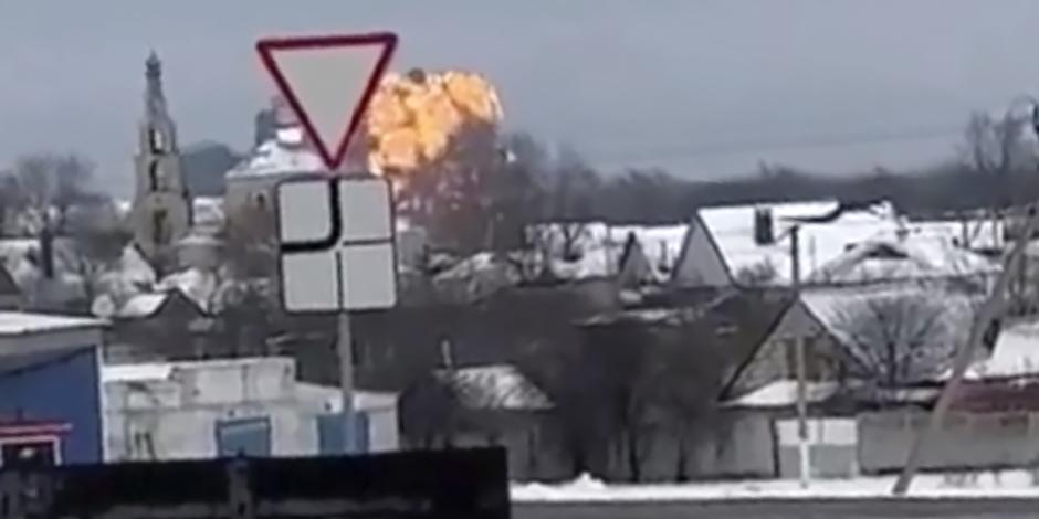 Un fuerte incendio se alza en la región de Belgorod, tras el derribo de una aeronave militar, ayer.