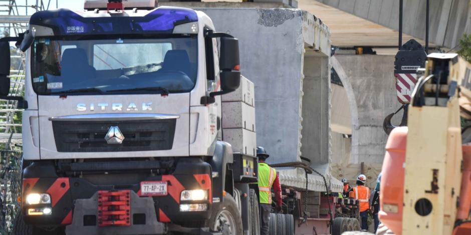 Un camión pesado transporta la enorme pieza de concreto que fue retirada ayer.