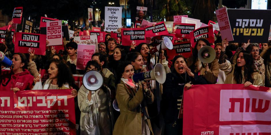 Mujeres protestan contra la postura cerrada de Israel a negociar con Hamas, ayer.