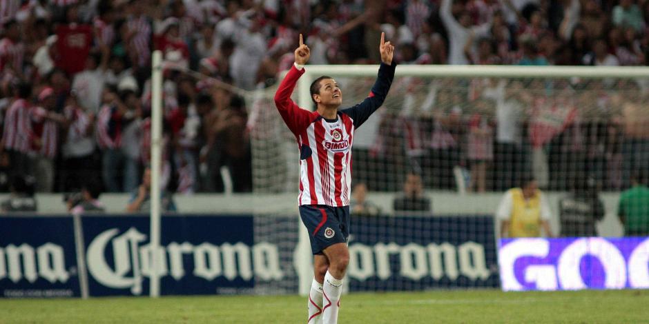 Javier Hernández celebra un gol con Chivas en el Estadio Jalisco, en el 2009