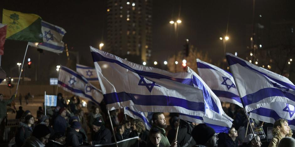 Con banderas israelíes ciudadanos rechazan concesiones para Hamas, en medio de otras negociaciones, ayer.