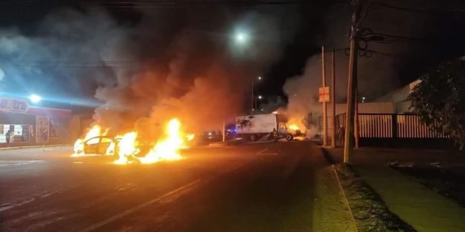 Durante la madrugada del sábado se registraron quema de vehículos, bloqueo en vialidades, daños a negocios, y presencia de grupos armados en diferentes partes del Estado.