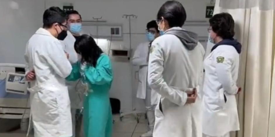 Cinco médicos fueron chambelanes de una chica en un hospital.