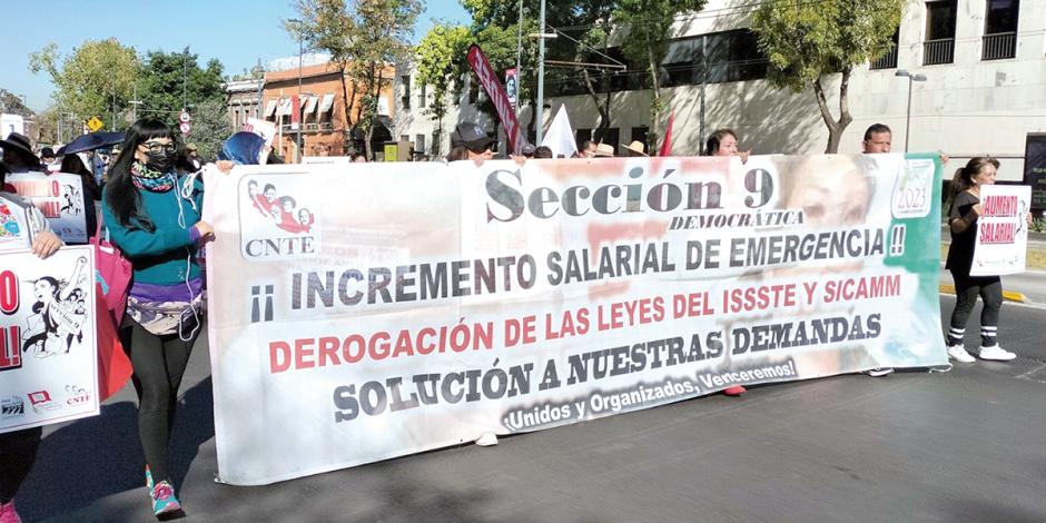 Integrantes de la Coordinadora Nacional de Trabajadores de la Educación se manifestaron en la CDMX, ayer.