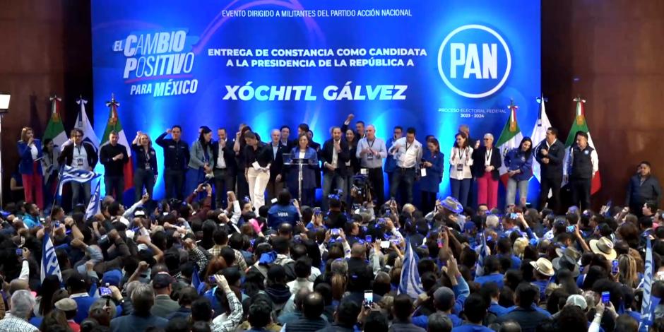 Xóchitl Gálvez recibe constancia de candidatura presidencial por el PAN.