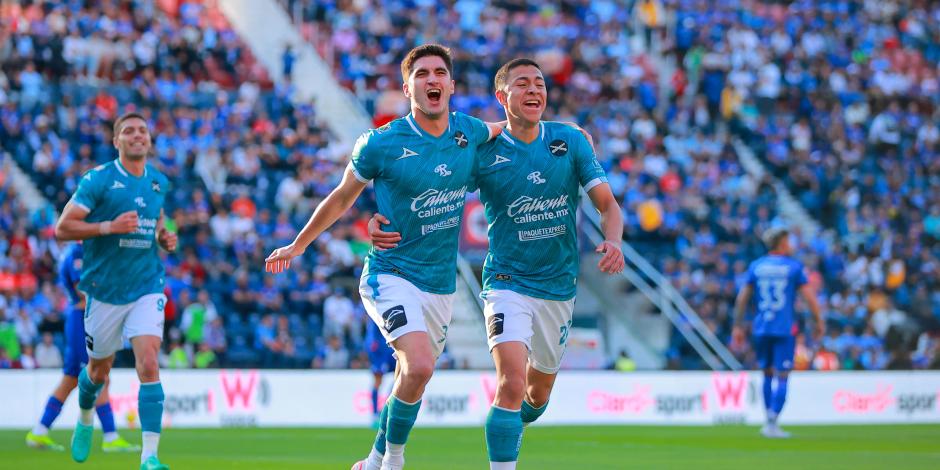 Gustavo del Prete celebra su primer gol con Mazatlán ante Cruz Azul