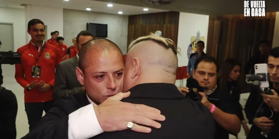 Chicharito llora en un emotivo abrazo con Ramón Morales, Bofo Bautista y Carlos Salcido