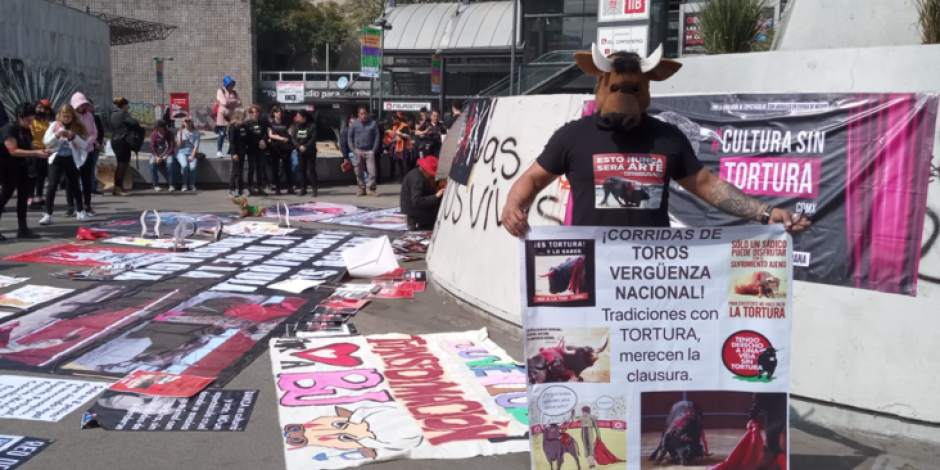 Protestan en Glorieta de los Insurgentes por autorización de corridas de toros en CDMX.