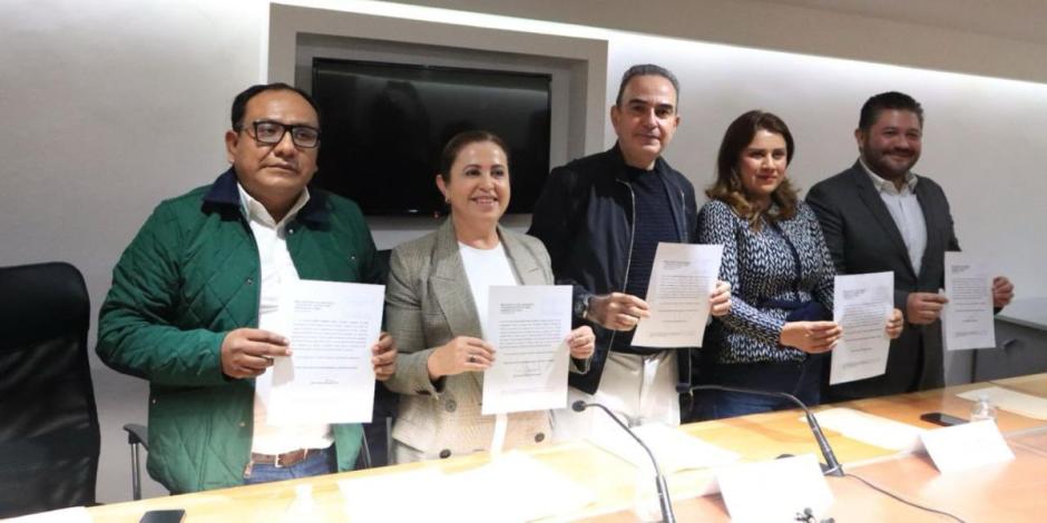 Renuncian 5 diputados del PRI en Puebla.