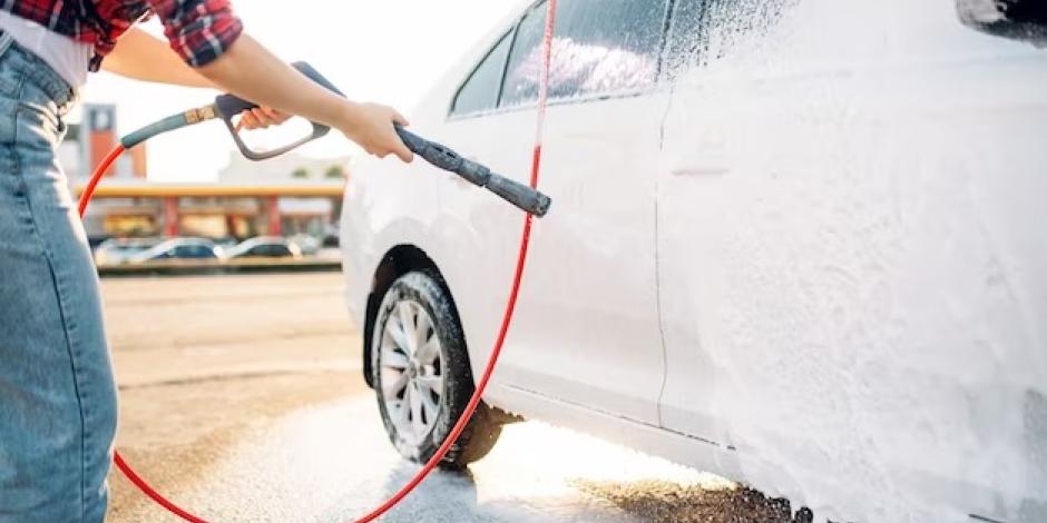 Crisis de agua en CDMX: Esto podrías pagar de multa por lavar tu auto en la calle.