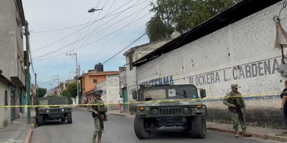 Elementos del Ejército vigilan calles de la colonia Lázaro Cárdenas, ayer.