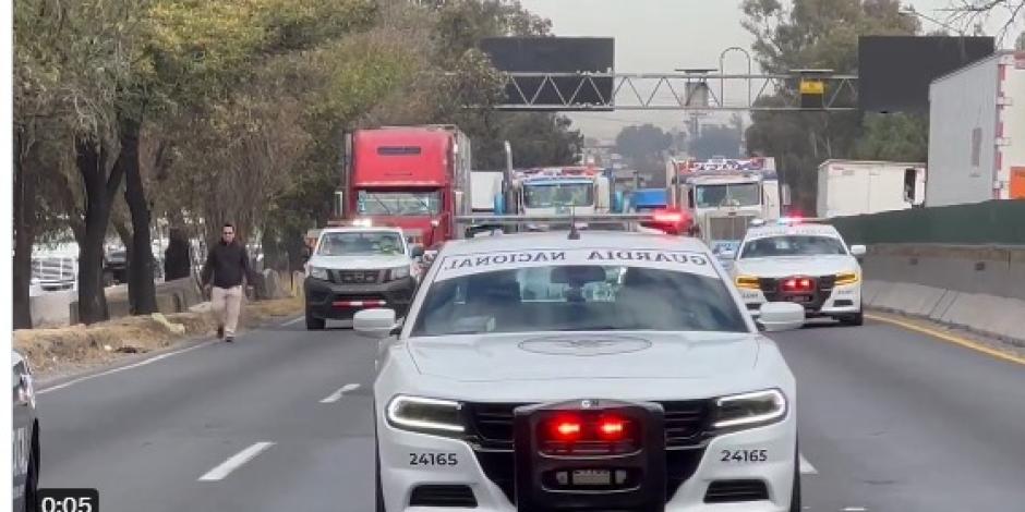 Bloqueo de transportistas desquicia tráfico en la autopista México-Querétaro.